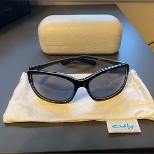 Black Oakley Taken sunglasses